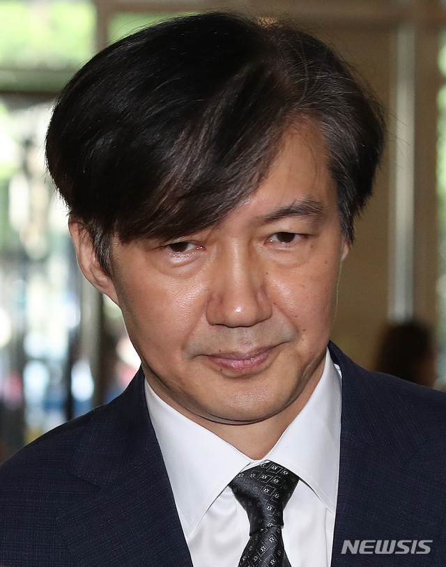 【서울=뉴시스】김선웅 기자 = 조국 법무부장관 후보자가 22일 오전 서울 종로구 적선동에 위치한 인사청문회 준비 사무실로 출근하며 각종 의혹과 관련된 입장을 밝히고 있다. 2019.08.22.&nbsp; mangusta@newsis.com