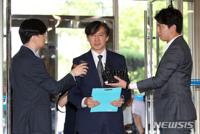 【서울=뉴시스】김선웅 기자 = 조국 법무부장관 후보자가 22일 오전 서울 종로구 적선동에 위치한 인사청문회 준비 사무실로 출근하며 각종 의혹과 관련된 입장을 밝히고 있다. 2019.08.22. mangusta@newsis.com