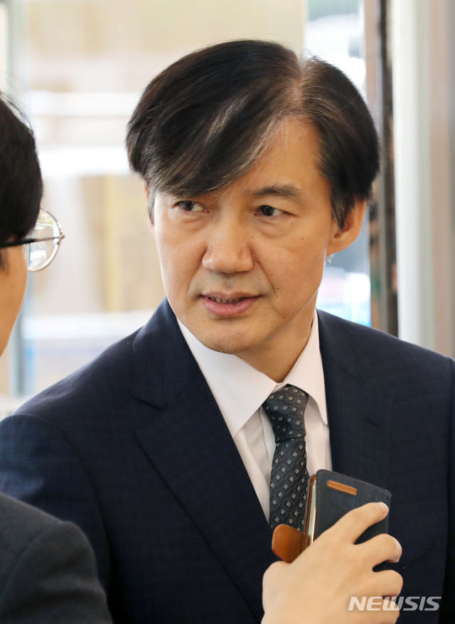 【서울=뉴시스】박진희 기자 = 조국 법무부 장관 후보자가 22일 오전 서울 종로구의 한 빌딩에 마련된 인사청문회 준비 사무실로 출근해 기자들의 질문에 답하고 있다. 2019.08.22. pak7130@newsis.com