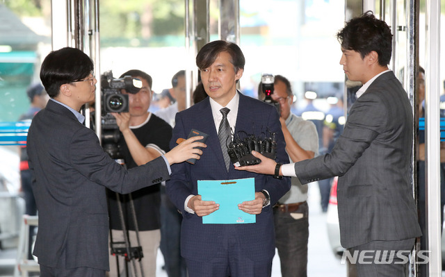 【서울=뉴시스】김선웅 기자 = 조국 법무부장관 후보자가 22일 오전 서울 종로구 적선동에 위치한 인사청문회 준비 사무실로 출근하며 각종 의혹과 관련된 입장을 밝히고 있다. 2019.08.22. mangusta@newsis.com