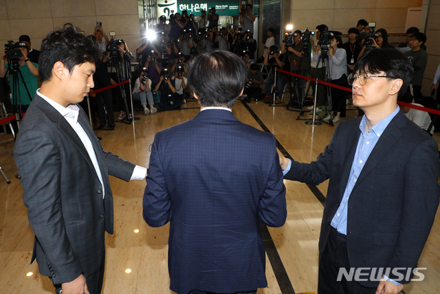 【서울=뉴시스】박진희 기자 = 조국 법무부 장관 후보자가 22일 오전 서울 종로구의 한 빌딩에 마련된 인사청문회 준비 사무실로 출근해 기자들의 질문에 답하고 있다. 2019.08.22.&nbsp; pak7130@newsis.com