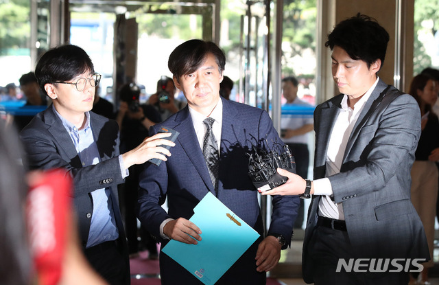 【서울=뉴시스】김선웅 기자 = 조국 법무부장관 후보자가 22일 오전 서울 종로구 적선동에 위치한 인사청문회 준비 사무실로 출근하며 각종 의혹과 관련된 입장을 밝힌 후 사무실로 향하고 있다. 2019.08.22.&nbsp; mangusta@newsis.com