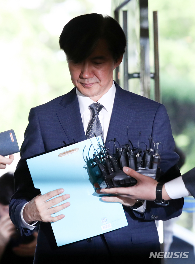 【서울=뉴시스】김선웅 기자 = 조국 법무부장관 후보자가 지난 22일 오전 서울 종로구 적선동에 위치한 인사청문회 준비 사무실로 출근하며 각종 의혹과 관련된 입장을 밝히고 있다. 2019.08.22. mangusta@newsis.com