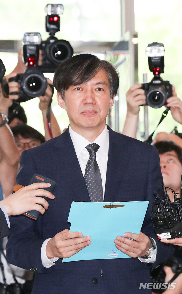 【서울=뉴시스】김선웅 기자 = 조국 법무부장관 후보자가 22일 오전 서울 종로구 적선동에 위치한 인사청문회 준비 사무실로 출근하며 각종 의혹과 관련된 입장을 밝히고 있다. 2019.08.22. mangusta@newsis.com