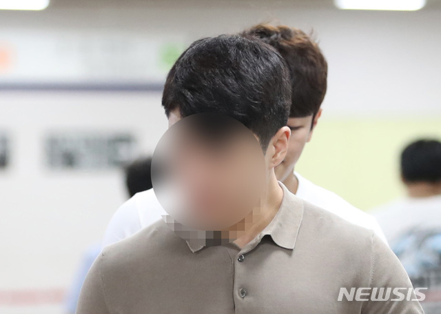 [서울=뉴시스] 전진환 기자 = 버닝썬 이문호 대표가 지난 2019년 8월22일 오전 서울 서초구 서울중앙지법에서 열리는 마약 혐의 선고공판에 출석하고 있다. 2019.08.22. amin2@newsis.com