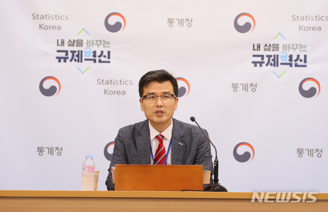 【세종=뉴시스】강종민 기자 = 박상영 통계청 가계수지동향과장이 22일 오전 정부세종청사에서 2019년 2/4분기 가계동향 조사 소득 부문 결과를 발표하고 있다. 전국 2인 이상 가구의 명목 월평균 소득은 470만 4000원으로 전년동기대비 3.8% 증가한 것으로 나타났다. 2019.08.22. ppkjm@newsis.com