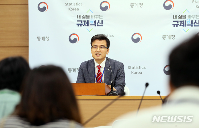 【세종=뉴시스】강종민 기자 = 박상영 통계청 가계수지동향과장이 22일 오전 정부세종청사에서 2019년 2/4분기 가계동향 조사 소득 부문 결과를 발표하고 있다.&nbsp; 전국 2인 이상 가구의 명목 월평균 소득은 470만 4000원으로 전년동기대비 3.8% 증가한 것으로 나타났다. 2019.08.22. ppkjm@newsis.com