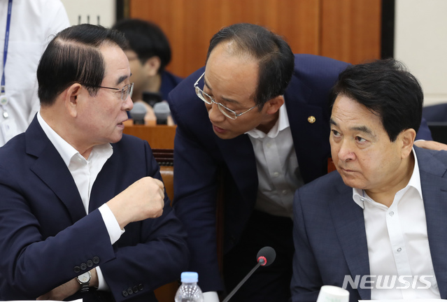 【서울=뉴시스】고승민 기자 = 22일 서울 여의도 국회에서 열린 기획재정위원회 전체회의에서 한국당 박명재(왼쪽부터), 추경호, 심재철 의원이 대화하고 있다. 2019.08.22.kkssmm99@newsis.com