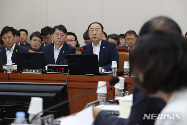 【서울=뉴시스】고승민 기자 = 22일 서울 여의도 국회에서 열린 기획재정위원회 전체회의에서 홍남기 경제부총리 겸 기획재정부 장관이 의원 질의에 답하고 있다. 2019.08.22.kkssmm99@newsis.com