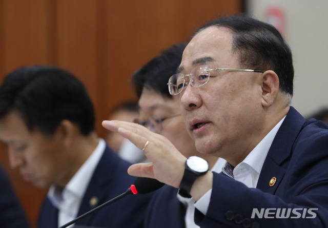 【서울=뉴시스】고승민 기자 = 22일 서울 여의도 국회에서 열린 기획재정위원회 전체회의에서 홍남기 경제부총리 겸 기획재정부 장관이 의원 질의에 답하고 있다. 2019.08.22.kkssmm99@newsis.com