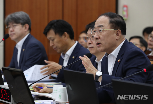 【서울=뉴시스】고승민 기자 = 22일 서울 여의도 국회에서 열린 기획재정위원회 전체회의에서 홍남기 경제부총리 겸 기획재정부 장관이 의원 질의에 답하고 있다. 2019.08.22. kkssmm99@newsis.com