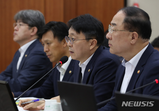 【서울=뉴시스】고승민 기자 = 22일 서울 여의도 국회에서 열린 기획재정위원회 전체회의에서 김현준 국세청장이 의원 질의에 답하고 있다. 2019.08.22.kkssmm99@newsis.com