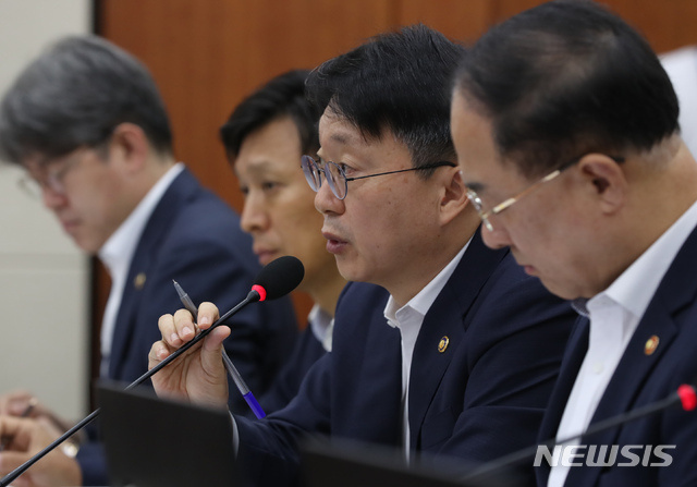 【서울=뉴시스】고승민 기자 = 22일 서울 여의도 국회에서 열린 기획재정위원회 전체회의에서 김현준 국세청장이 의원 질의에 답하고 있다. 2019.08.22.kkssmm99@newsis.com