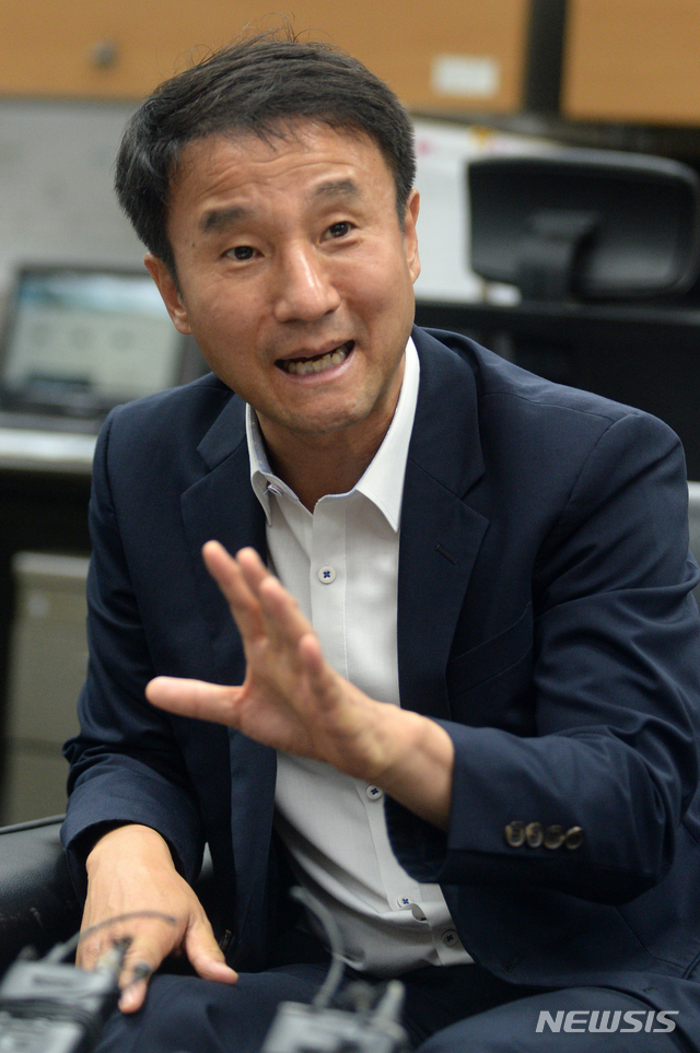 【전주=뉴시스】 김얼 기자= 22일 전북 전주시 전북도의회 기자실을 방문한 한병도 전 청와대 정무수석이 기자간담회를 갖고 기자들의 질의에 답변하고 있다. 2019.08.22.pmkeul@newsis.com