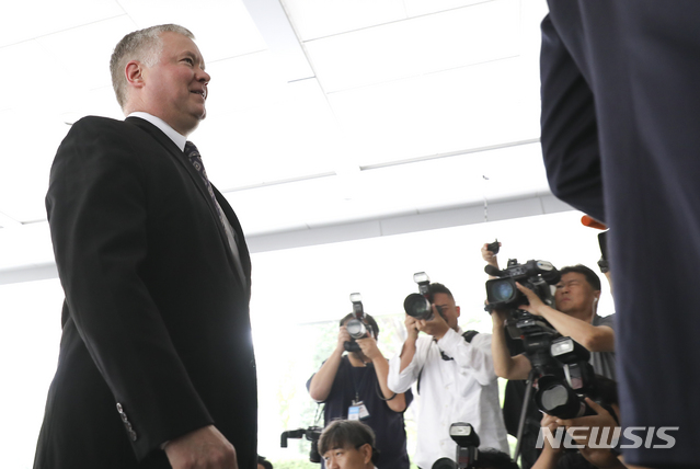 【서울=뉴시스】최진석 기자 = 스티븐 비건 미 국무부 대북특별대표가 22일 종로구 정부서울청사로 김현종 국가안보실 제2차장과 면담을 위해 들어가고 있다. 2019.08.22. myjs@newsis.com