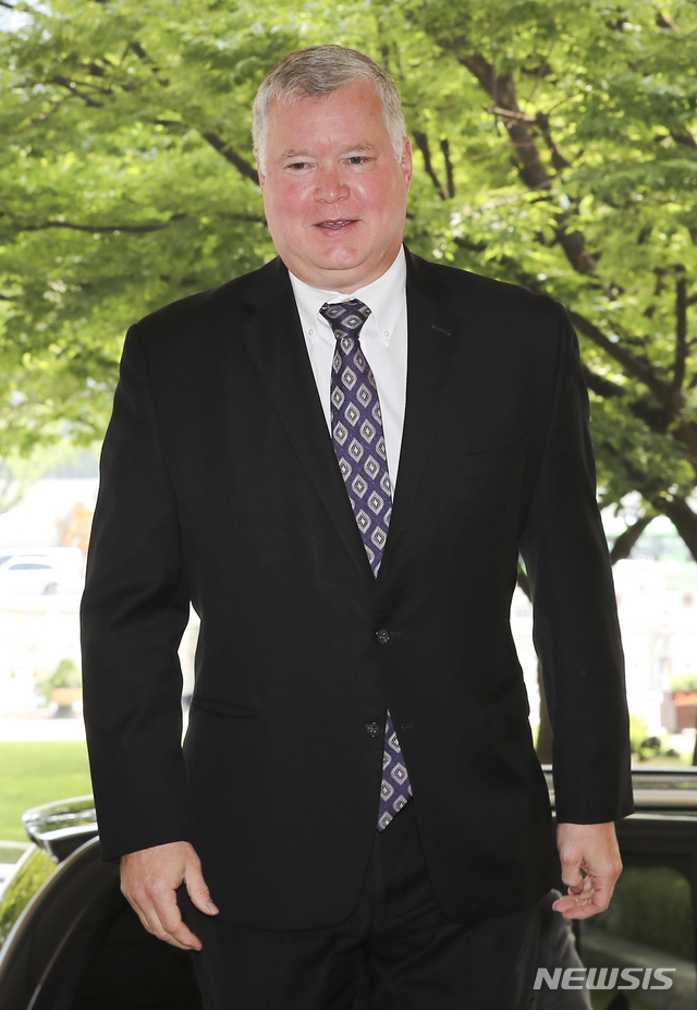 【서울=뉴시스】최진석 기자 = 스티븐 비건 미 국무부 대북특별대표가 22일 종로구 정부서울청사로 김현종 국가안보실 제2차장과 면담을 위해 들어가고 있다. 2019.08.22.myjs@newsis.com