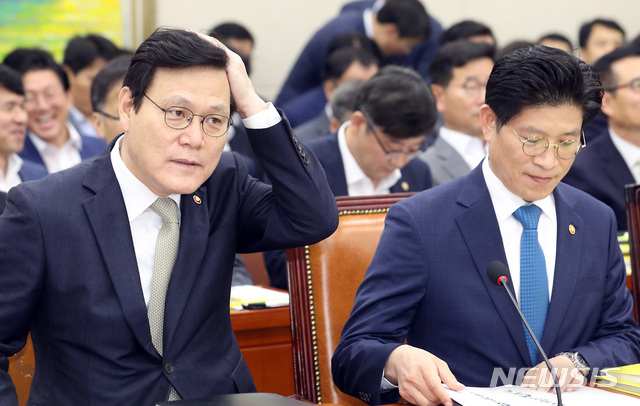 【서울=뉴시스】이종철 기자 = 22일 서울 여의도 국회에서 열린 정무위원회 전체회의에서 최종구 금융위원장(왼쪽)과 노형욱 국무조정실장이 심각한 표정을 하고 있다. 2019.08.22. jc4321@newsis.com