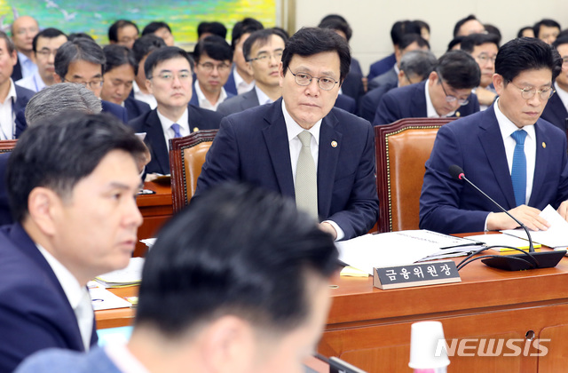 【서울=뉴시스】이종철 기자 = 22일 서울 여의도 국회에서 열린 정무위원회 전체회의에서 최종구 금융위원장이 심각한 표정을 하고 있다. 2019.08.22.jc4321@newsis.com