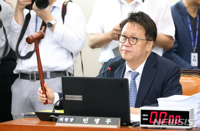 【서울=뉴시스】이종철 기자 = 22일 서울 여의도 국회에서 열린 정무위원회 전체회의에서 민병두 위원장이 의사봉을 두드리고 있다. 2019.08.22. jc4321@newsis.com