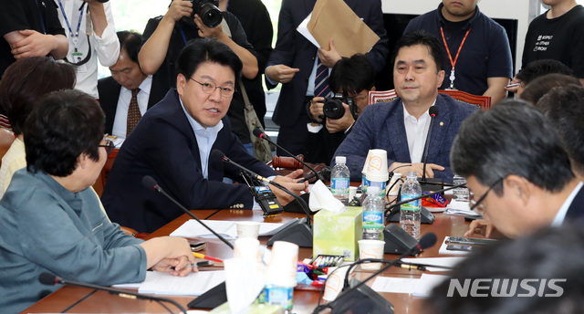 【서울=뉴시스】 박영태 기자 = 22일 오전 서울 여의도 국회에서 열린 정치개혁특위 정치개혁 제1 소위에서 장제원 자유한국당 간사가 발언을 하고 있다. 2019.08.22.since1999@newsis.com