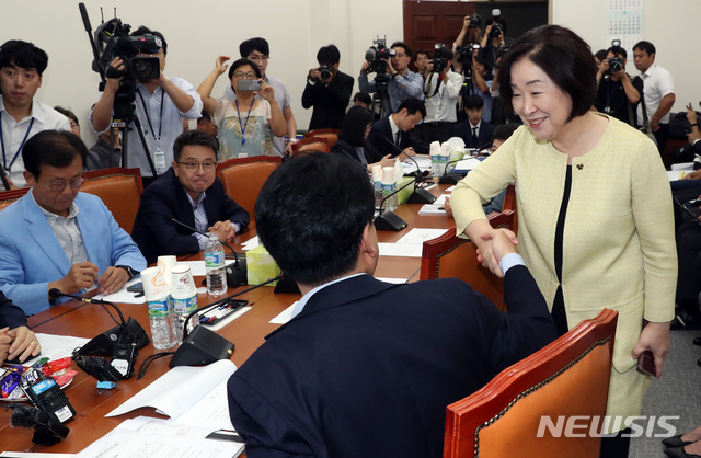 【서울=뉴시스】 박영태 기자 = 22일 오전 서울 여의도 국회에서 열린 정치개혁특위 정치개혁 제1 소위에서 심상정 의원이 장제원 자유한국당 간사와 인사를 나누고 있다. 2019.08.22.since1999@newsis.com