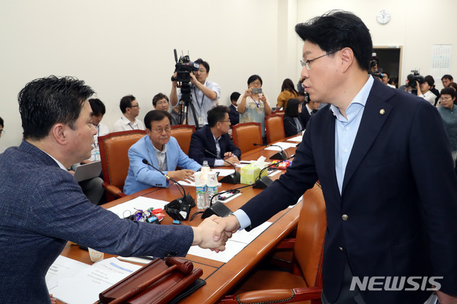 【서울=뉴시스】 박영태 기자 = 22일 오전 서울 여의도 국회에서 열린 정치개혁특위 정치개혁 제1 소위에서 김종민 소위원장이 장제원 자유한국당 간사와 인사를 나누고 있다. 2019.08.22.since1999@newsis.com