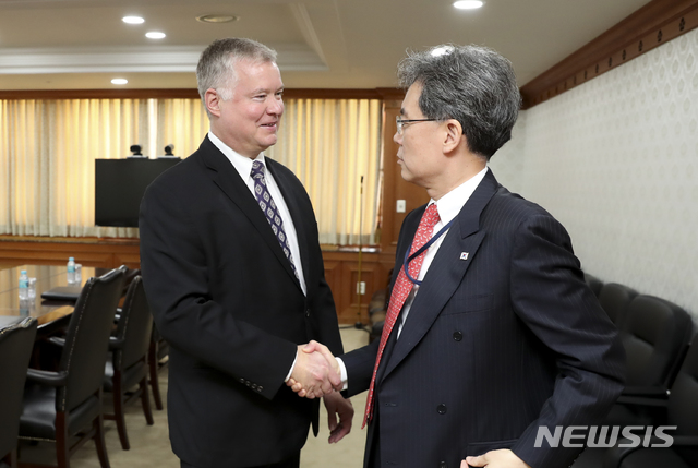【서울=뉴시스】김현종 청와대 국가안보실 2차장이 22일 오전 서울 종로구 정부서울청사에서 스티븐 비건 미국 국무부 대북특별대표와 면담에 앞서 악수하고 있다. 2019.08.22. (사진=청와대 제공)&nbsp; photo@newsis.com