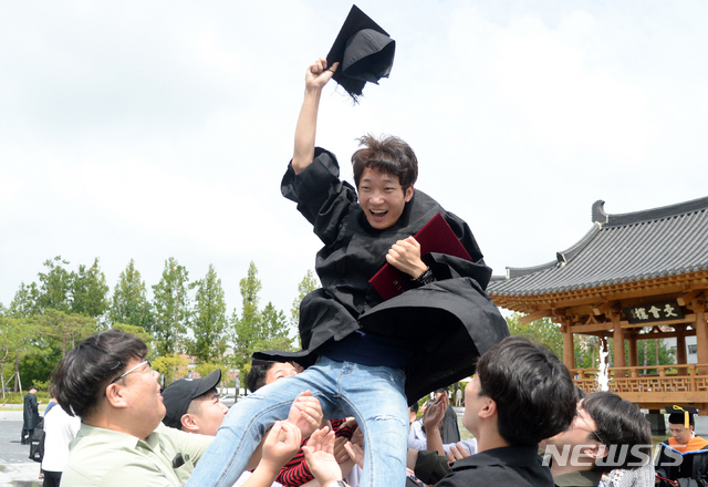 【전주=뉴시스】 김얼 기자= 전북대학교 2018학년도 후기 학위 수여식이 22일 전북 전주시 전북대학교 일원에서 실시된 가운데 한 졸업생이 지인들의 도움을 받아 헹가래를 받고 있다. 2019.08.22.pmkeul@newsis.com