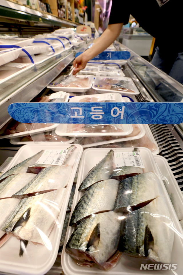 【서울=뉴시스】김병문 기자 = 서울 성동구의 한 대형마트에서 시민이 고등어를 고르고 있다. 2019.08.22. dadazon@newsis.com