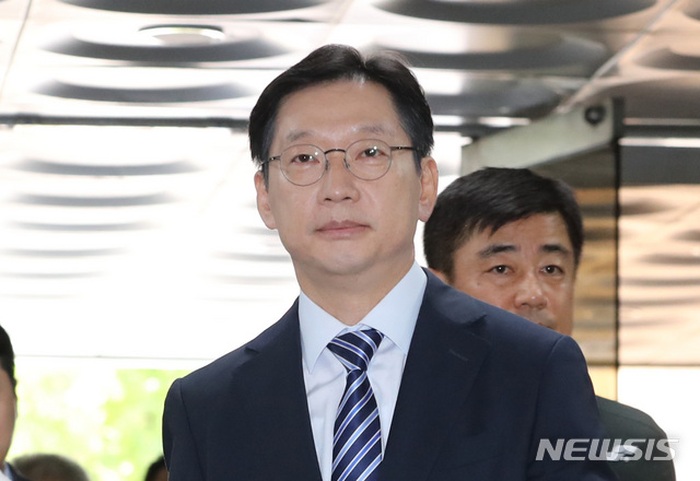 【서울=뉴시스】 전진환 기자 = '드루킹 여론조작' 사건에 가담한 혐의로 기소된 김경수 경남도지사가 22일 오후 서울 서초구 서울고등법원에서 열리는 항소심 공판에 출석하고 있다. 2019.08.22.&nbsp; amin2@newsis.com