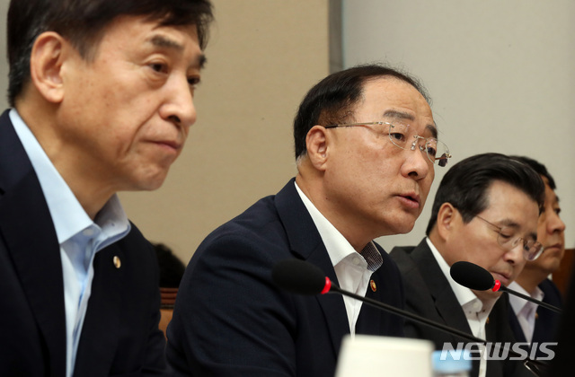 【서울=뉴시스】 박영태 기자 = 22일 서울 여의도 국회에서 열린 기획재정위원회 전체회의에서 홍남기 경제부총리 겸 기획재정부 장관이 의원 질의에 답변하고 있다. 왼쪽은 이주열 한국은행 총재. 2019.08.22. since1999@newsis.com