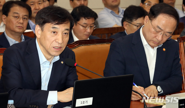 【서울=뉴시스】 박영태 기자 = 22일 서울 여의도 국회에서 열린 기획재정위원회 전체회의에서 이주열 한국은행 총재가 의원 질의에 답변하고 있다. 오른쪽은 홍남기 경제부총리 겸 기획재정부 장관. 2019.08.22.since1999@newsis.com