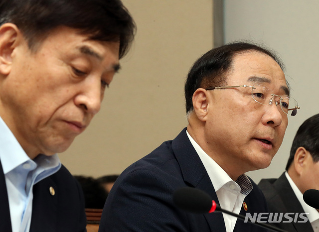 【서울=뉴시스】 박영태 기자 = 22일 서울 여의도 국회에서 열린 기획재정위원회 전체회의에서 홍남기 경제부총리 겸 기획재정부 장관이 의원 질의에 답변하고 있다. 왼쪽은 이주열 한국은행 총재. 2019.08.22. since1999@newsis.com