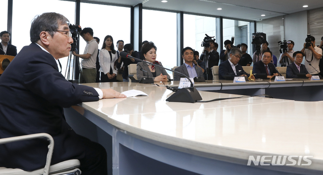 【서울=뉴시스】최진석 기자 = 윤석헌 금융감독원장이 22일 오후 서울 중구 우리은행에서 열린 '포용적금융 생태계 조성'을 위한 업무협약식에서 모두발언을 하고 있다. 2019.08.22.myjs@newsis.com