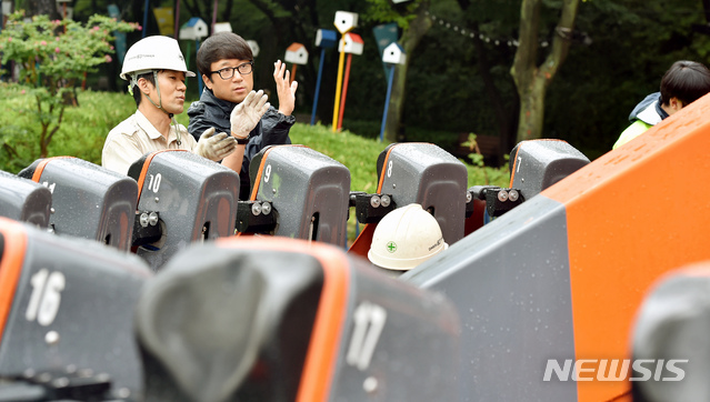 【대구=뉴시스】우종록 기자 = 22일 오후 대구 달서구 두류동 놀이공원 이월드에서 달서구청 관계자와 이월드 정비팀 직원들이 합동으로 놀이기구(메가스윙 360) 시설 안전점검을 하고 있다. 2019.08.22. wjr@newsis.com