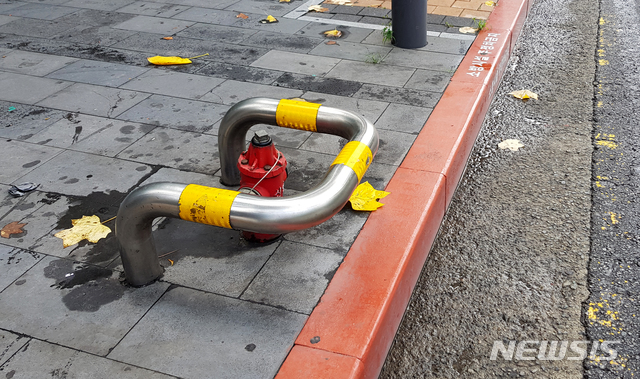 【광주=뉴시스】신대희 기자 = 광주 북부소방서는 원활한 소방 활동을 위해 소화전 주변 불법 주·정차 금지를 당부한다고 22일 밝혔다. 이달부터 도로교통법 시행령이 개정돼 소방용수시설로부터 5m 이내에 불법 주·정차하면 2배 인상된 과태료(승용 4만→8만 원, 승합 5만→9만 원)를 내야 한다. 2019.08.22. (사진 = 광주 북부소방 제공) photo@newsis.com