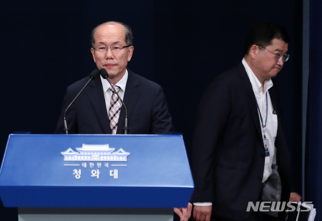 【서울=뉴시스】박진희 기자 = 김유근(왼쪽) 국가안보실 1차장과 최종건 평화기획비서관이 22일 청와대 춘추관에서 한·일 군사정보보호협정(GSOMIA·지소미아) 연장 논의 결과 발표를 위해 춘추관에 들어서고 있다.  이날 국가안전보장회의(NSC) 상임위원회의는 정의용 청와대 국가안보실장 주재로 지소미아 연장 여부에 대해 논의 결과, 종료하기로 결정했다. 2019.08.22.   pak7130@newsis.com 