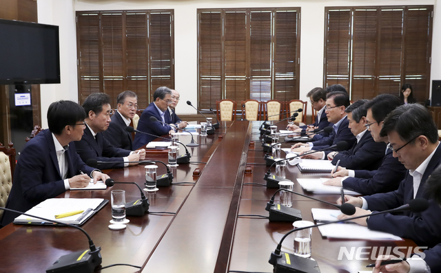 【서울=뉴시스】 박진희 기자 = 문재인 대통령이 22일 오후 청와대에서 한일군사정보보호협정(GSOMIA·지소미아) 관련 국가안전보장회의(NSC) 상임위 회의 내용을 보고받고 있다. 2019.08.22. (사진=청와대 제공) photo@newsis.com