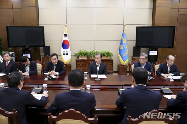 【서울=뉴시스】 박진희 기자 = 문재인 대통령이 22일 오후 청와대에서 한일군사정보보호협정(GSOMIA·지소미아) 관련 국가안전보장회의(NSC) 상임위 회의 내용을 보고받고 있다. 2019.08.22. (사진=청와대 제공)&nbsp; photo@newsis.com 