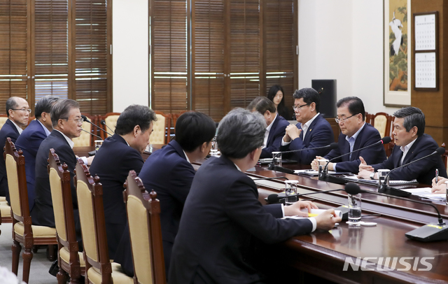 【서울=뉴시스】 박진희 기자 = 문재인 대통령이 22일 오후 청와대에서 한일군사정보보호협정(GSOMIA·지소미아) 관련 국가안전보장회의(NSC) 상임위 회의 내용을 보고받고 있다. 2019.08.22. (사진=청와대 제공)&nbsp;&nbsp; photo@newsis.com 