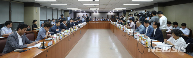 【서울=뉴시스】김선웅 기자 = 22일 오후 서울 서초구 건강보험심사평가원 서울사무소에서 열린 제17차 건강보험정책심의위원회에서 위원장인 김강립 보건복지부 차관이 모두발언을 하고 있다.&nbsp; 이날 열린 위원회에서는 전립선 등 남성생식기 초음파 건강보험 적용방안, 2020년 건강보험료율이 결정될 예정이다. 2019.08.22.&nbsp; mangusta@newsis.com