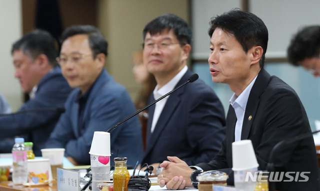 【서울=뉴시스】김선웅 기자 = 22일 오후 서울 서초구 건강보험심사평가원 서울사무소에서 열린 제17차 건강보험정책심의위원회에서 위원장인 김강립 보건복지부 차관이 모두발언을 하고 있다.&nbsp; 이날 열린 위원회에서는 전립선 등 남성생식기 초음파 건강보험 적용방안, 2020년 건강보험료율이 결정될 예정이다. 2019.08.22.&nbsp; mangusta@newsis.com 