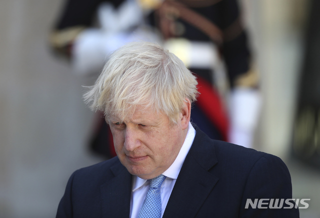 【파리=AP/뉴시스】 네덜란드 투자청(NFIA)이 100개에 가까운 글로벌 기업들이 브렉시트(영국의 유럽연합 탈퇴)에 대비해 영국에서 네덜란드로 이전할 계획을 세우고 있다고 25일(현지시간) 밝혔다. 또 325개의 기업은 네덜란드에 본사를 설립하는 문제에 대해 긴밀한 논의를 했다고 전했다. 사진은 지난 22일(현지시간) 에마뉘엘 마크롱 프랑스 대통령과의 회담을 위해 프랑스 엘리제궁을 찾은 보리스 존슨 영국 총리. 2019.8.26