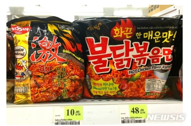 【서울=뉴시스】닛신이 내놓은 붉닭볶음면(왼쪽)과 삼양 불닭볶음면 (블로그 캡쳐)