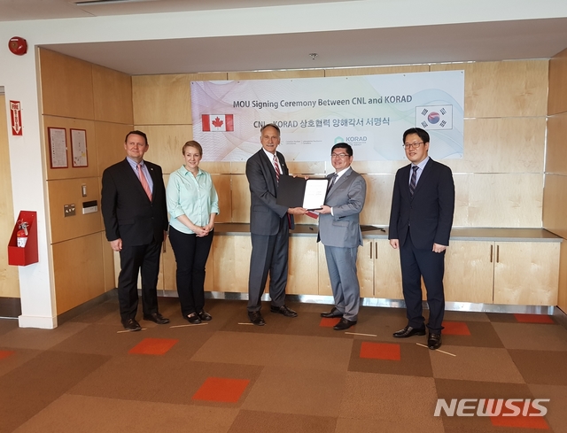 【경주=뉴시스】 이은희 기자= 차성수 원자력환경공단 이사장(왼쪽 네번째)이 21일 캐나다의 원자력연구소인 CNL 마크 레신스키 사장(왼쪽 세번째)과 상호협력을 위한 업무협약서를 교환하고 있다. 019.08.23. (사진= 공단 제공)photo@newsis.com