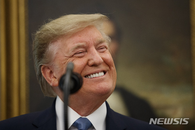 【워싱턴=AP/뉴시스】도널드 트럼프 미국 대통령이 22일(현지시간) 백악관 집무실에서 미 프로농구 보스턴 셀틱스의 전 농구 스타 밥 쿠지에게 '자유 메달'을 수여한 후 연설하며 웃고 있다.&nbsp; 트럼프 대통령은 밥 쿠지를 가리켜 "농구뿐 아니라 스포츠 역사상 가장 위대한 인물 중 하나"라며 "미국은 우리 모두에게 영감을 준 그의 업적을 기리고 기념한다"라고 말했다.&nbsp; 신장 185cm의 단신인 밥 쿠지는 "신장은 잴 수 있지만 열정의 크기는 잴 수 없다"라는 명언을 남기기도 했다. 2019.08.23.&nbsp; 