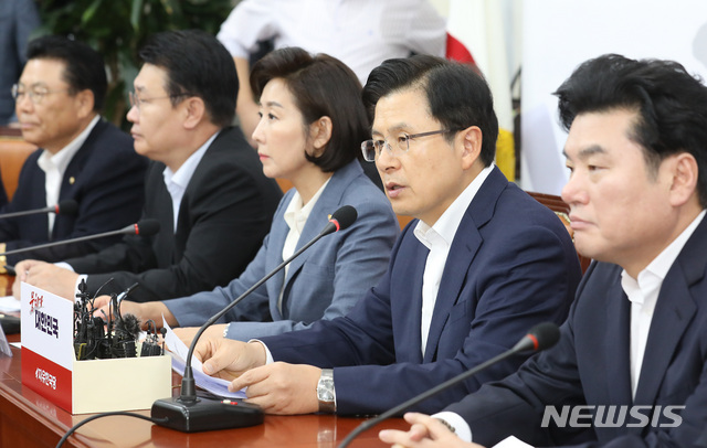 【서울=뉴시스】이종철 기자 = 23일 서울 여의도 국회에서 열린 자유한국당 긴급안보연석회의에서 황교안 대표가 모두발언을 하고 있다. 2019.08.23. jc4321@newsis.com