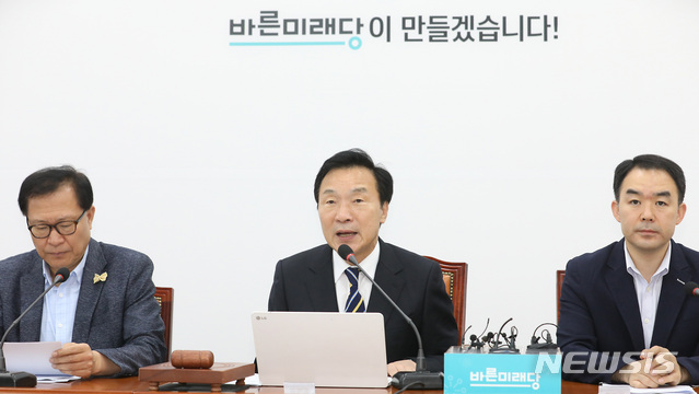 【서울=뉴시스】이종철 기자 = 23일 서울 여의도 국회에서 열린 바른미래당 최고위원회의에서 손학규 대표가 지소미아 파기 관련 모두발언을 하고 있다. 2019.08.23. jc4321@newsis.com