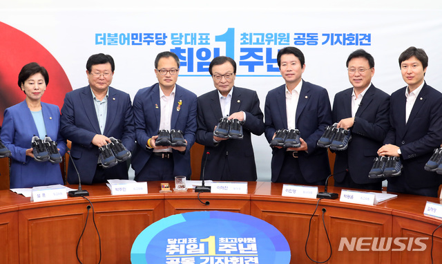 【서울=뉴시스】이종철 기자 = 23일 서울 여의도 국회에서 열린 더불어민주당 당대표-최고위원 취임1주년 공동 기자회견에서 이해찬 대표, 이인영 원내대표를 비롯한 최고위원들이 '열심히 뛰자'며 중소기업체 운동화를 들고 포즈를 취하고 있다. 2019.08.23.&nbsp; jc4321@newsis.com 