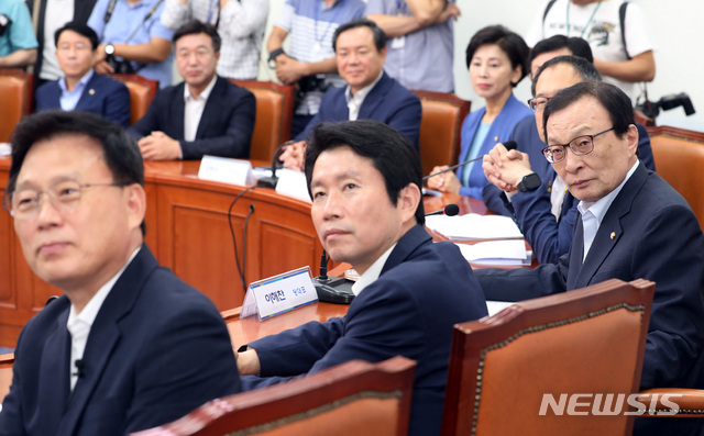 【서울=뉴시스】이종철 기자 = 23일 서울 여의도 국회에서 열린 더불어민주당 당대표-최고위원 취임1주년 공동 기자회견에서 이해찬 대표, 이인영 원내대표를 비롯한 최고위원들이 영상을 보고 있다. 2019.08.23. jc4321@newsis.com